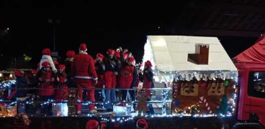 Mandello sfida la pioggia: stasera la Sfilata dei Carri di Natale si fa Sfilata dei Carri Mandello 2022