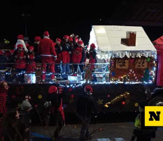 Mandello sfida la pioggia: stasera la Sfilata dei Carri di Natale si fa Sfilata dei Carri Mandello 2022