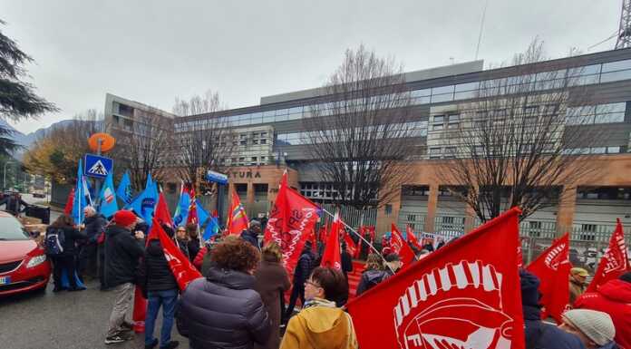 Scatta lo sciopero generale, presidio dei sindacati davanti alla Prefettura Sciopero generale presidio sindacati Lecco