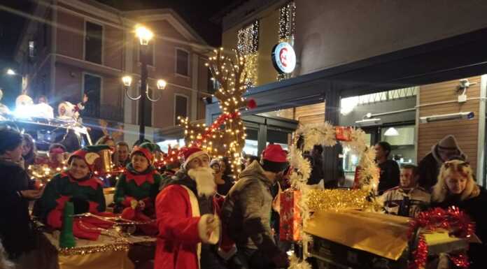Mandello. Ora è davvero Natale: è tornata la sfilata dei carri Sfilata dei Carri Mandello 2022