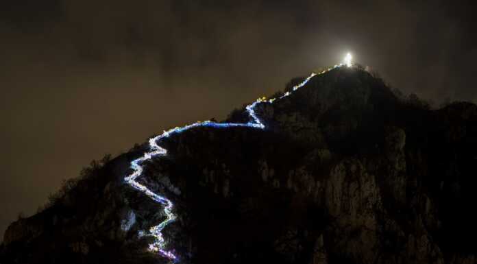 Luci e colori sul Monte Barro con la fiaccolata del gruppo ‘La Mula’ Fiaccolata Monte Barro