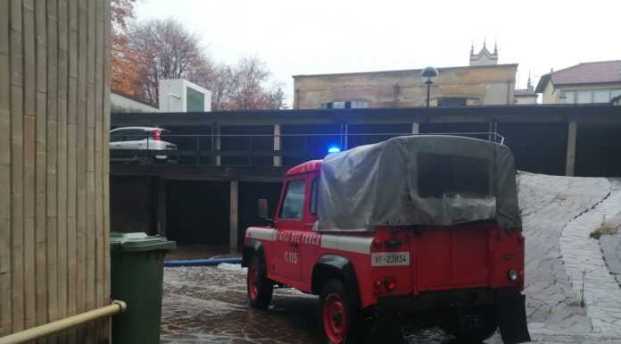 Merate. Grossa perdita d’acqua in piazza Italia, banca chiusa e tecnici al lavoro Allagamento_piazza Italia_Merate_20221205