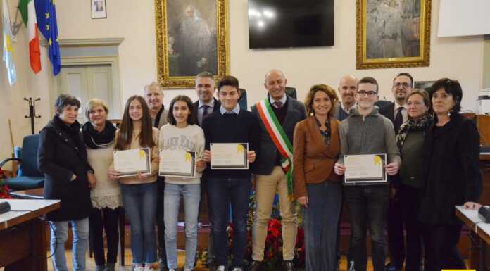 Lecco premia quattro studenti: “Continuate a coltivate il vostro talento” Borse_di_studio_lecco_20221212