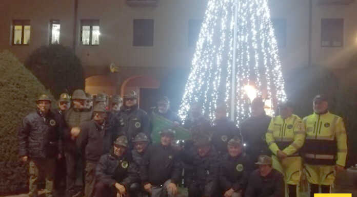 Cernusco, acceso l’albero di Natale donato dagli alpini