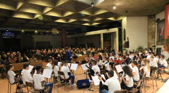 Calolzio. Successo per il Concerto di Natale del coro e dell’orchestra Manzoni Concerto_Natale_studenti_Calolzio