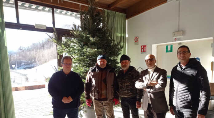 Natale al Cfpa Casargo: il Consorzio Forestale dona l’albero alla scuola Consorzio forestale lecchese al CFPA Casargo