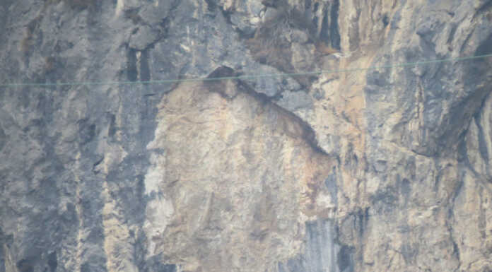 Falesia di Versasio, distacco di un grande masso. Prestare attenzione Falesia Versasio