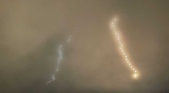 I monti lecchesi si illuminano per l’antivigilia, ritorna il suggestivo spettacolo Luci nascoste nella nebbia sulla ferrata del Medale e sulla via Cassin