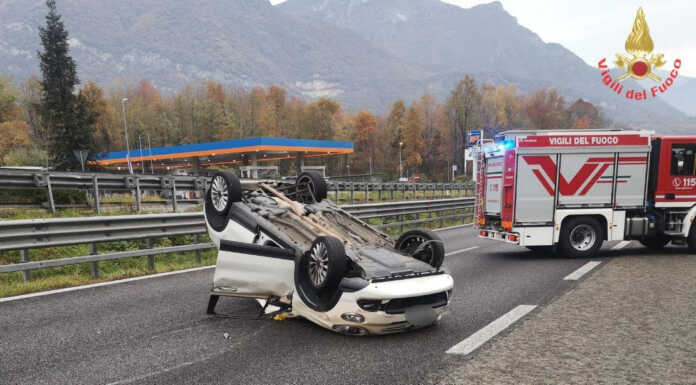 SS36. Auto ribaltate nei pressi del Ponte di Annone, strada chiusa e code verso Lecco Incidente SS36 annone auto ribaltata
