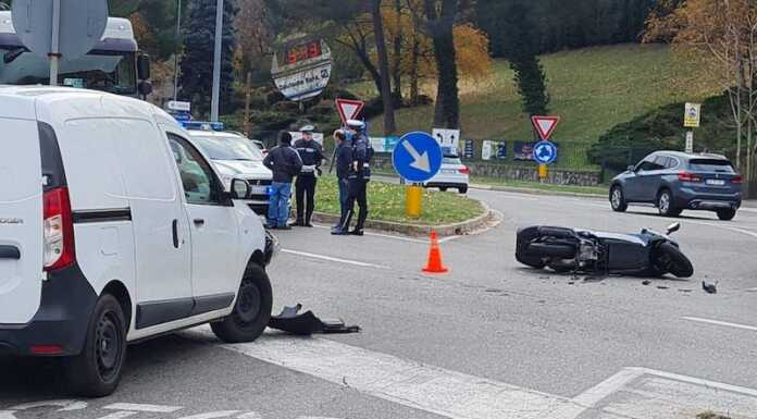 Malgrate, incidente tra un furgoncino e una moto, soccorsi in azione
