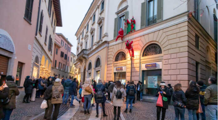 Merate, Babbi Natale acrobati e alberelli “green” in piazza con la Pro Loco