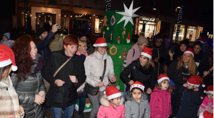 Merate, festa di Natale in piazza per i bimbi della materna di viale Verdi