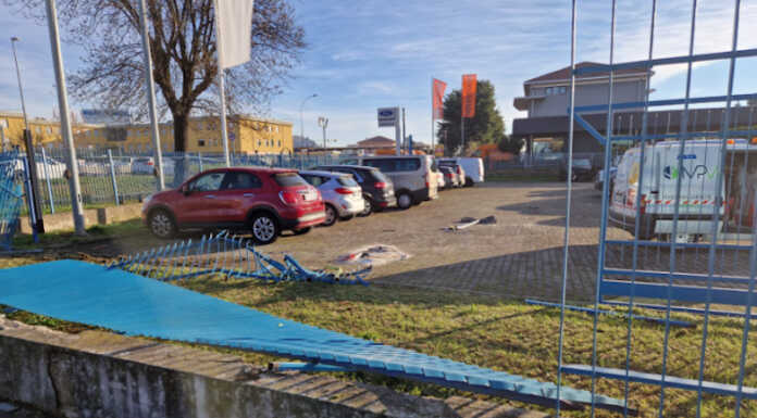 Merate, con l’auto abbatte la recinzione: paura per un 85enne