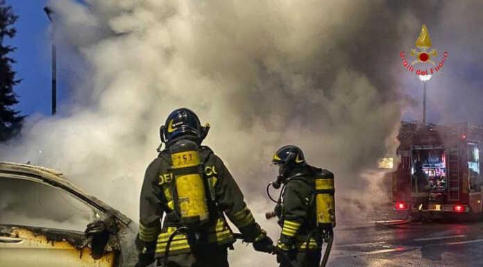 Missaglia. Auto in fiamme, Vigili del Fuoco al lavoro Missa