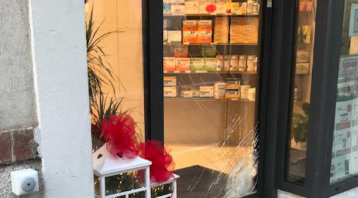 Osnago, spaccata alla farmacia di via Roma: rubati soldi dalla cassa