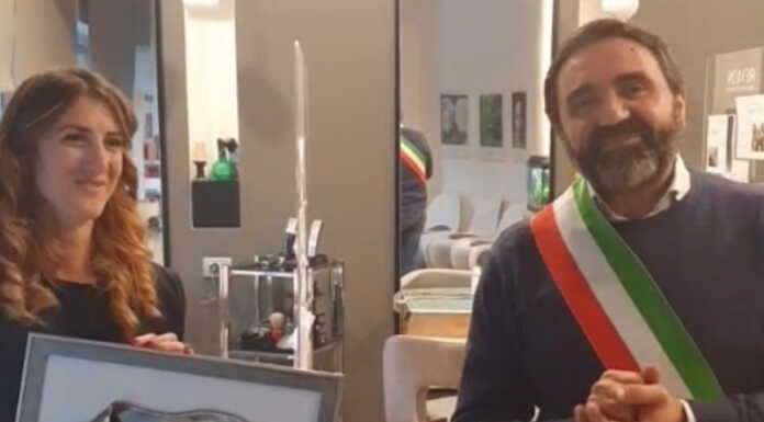 Olgiate Molgora. Dolly Acconciature vince il Concorso Vetrine 2022 Premiazione concorso vetrine 2022