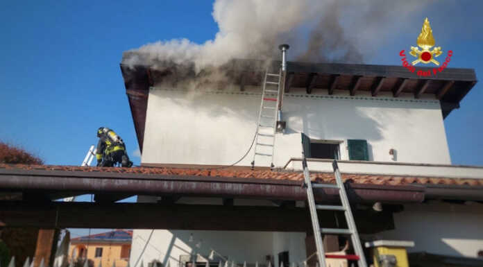 Rogeno: incendio al tetto di una casa. In azione i Vigili del Fuoco