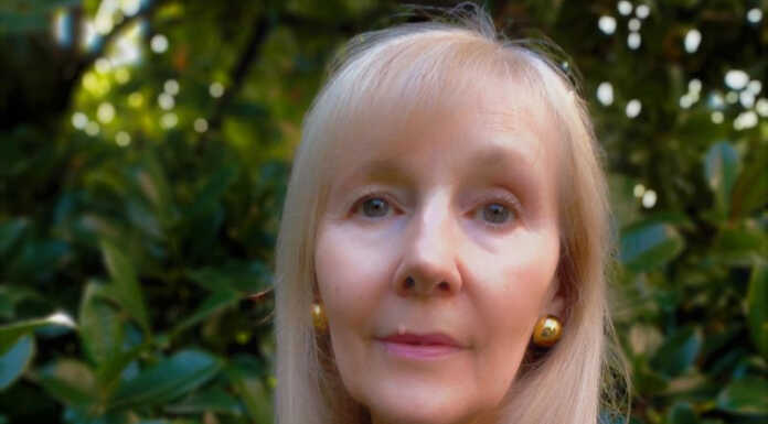 Antonella Ronchetti presenta “Martina e l’albicocco: monologo di un addio” Antonella Ronchetti