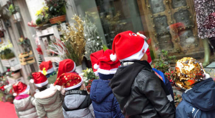 I bimbi della scuola dell’infanzia Santo Stefano fanno visita ai commercianti per gli auguri di Natale Scuola Infanzia Santo Stefano Natale 2022