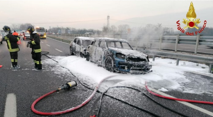 Auto prende fuoco dopo un tamponamento sulla tangenziale Est
