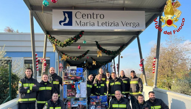 Monza, i Vigili del Fuoco si trasformano in Babbo Natale e portano doni negli ospedali