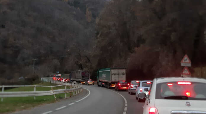 Ancora una mattinata di caos e code sulla ‘vecchia’ Lecco-Ballabio