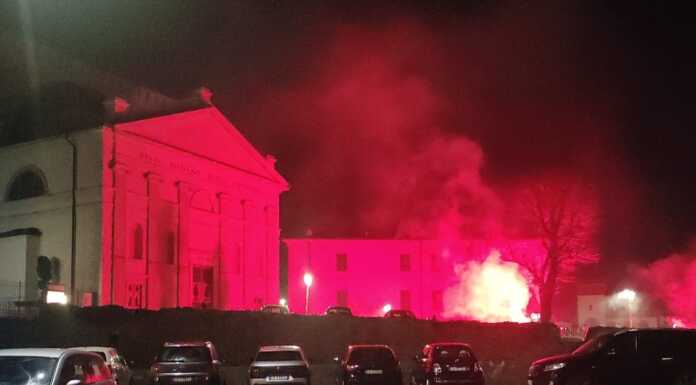 Fumogeni e fuochi d’artificio nella notte, festa per la Calcio Lecco?