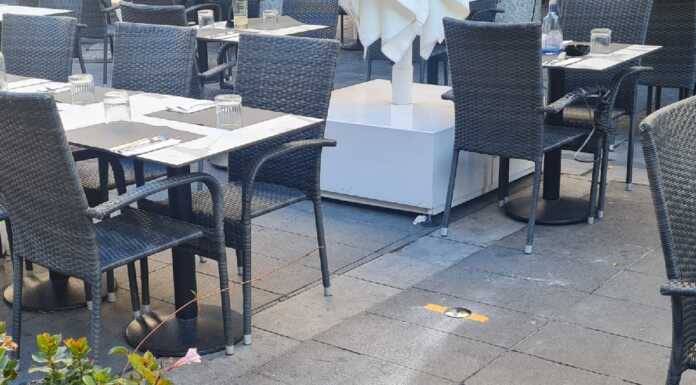 Tavolini in piazza, il Governo rinnova gli spazi extra. Una ‘beffa’ per il Comune