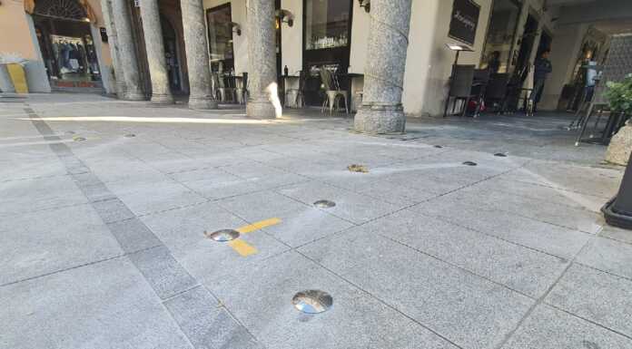 Tavoli in piazza. Le borchie ‘segnaspazi’ riaccendono la discussione