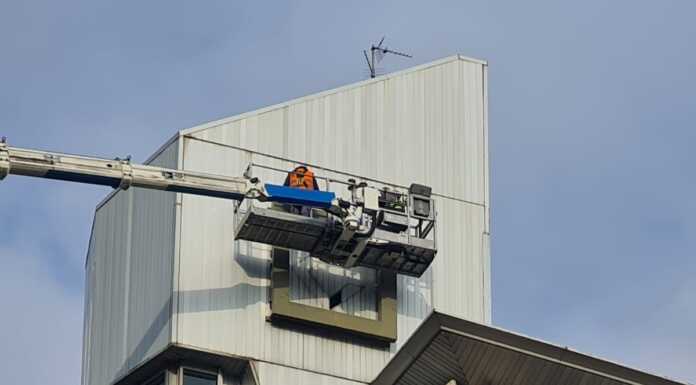 Credito Valtellinese, via lo ‘storico’ simbolo dal palazzo di via Parini