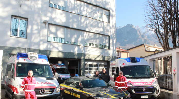 Lecco: la Guardia di Finanza dona 500 litri di carburante alla Croce Rossa Croce Rossa Lecco e Guardia di Finanza