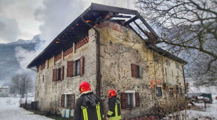 Primaluna. In fiamme un tetto, intervento dei Vigili del Fuoco incendio primaluna