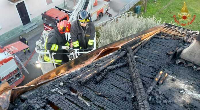 Colico. In fiamme il tetto di un’abitazione, intervento dei Vigili del Fuoco incendio tetto a colico