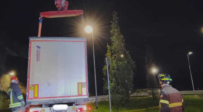 Mandello: camion incastrato, ‘liberato’ dai pompieri