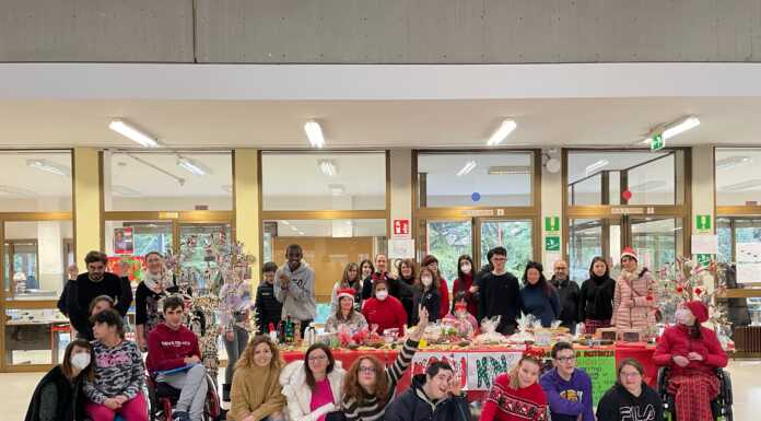 Mercatino natalizio al Parini, i fondi per adottare un bambino a distanza