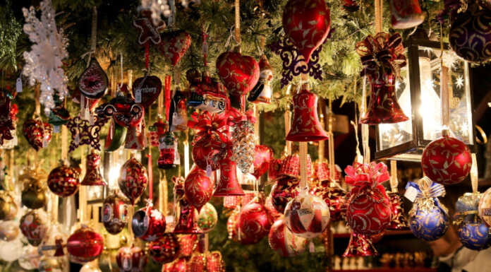 Commercianti ‘Aperti per le feste’: è già Natale a Mandello Negozio Natale Pixabay