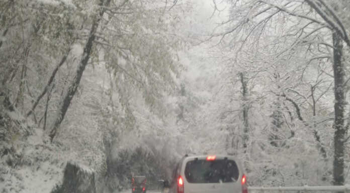 Traffico bloccato sulla Parlasco – Bellano: camion fermi per via della neve