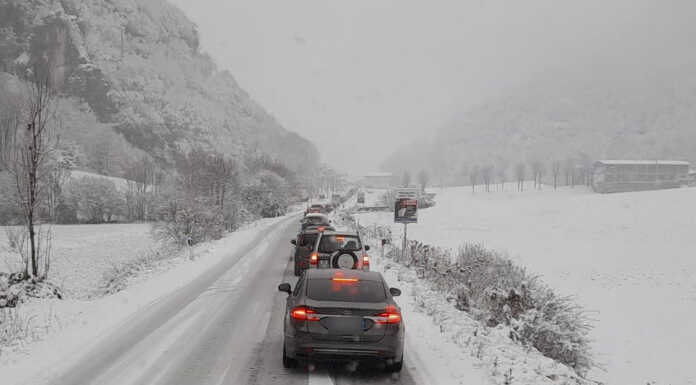 Neve anche a bassa quota. Problemi in mattinata sulle strade in Valsassina
