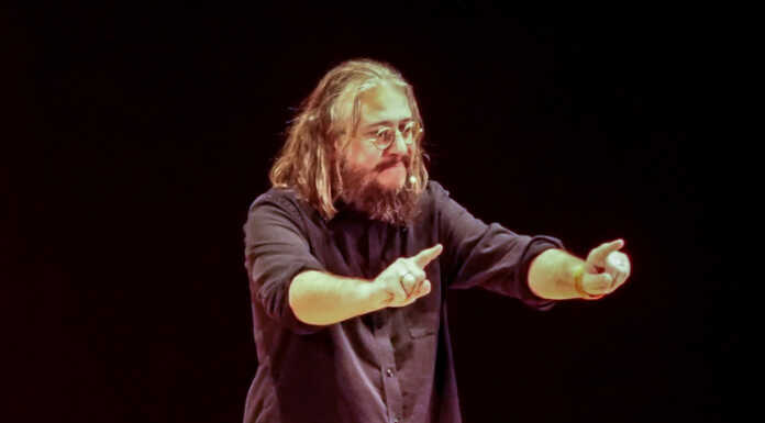 Valmadrera. Cinema Artesfera gremito per Roberto Mercadini Roberto Mercadini