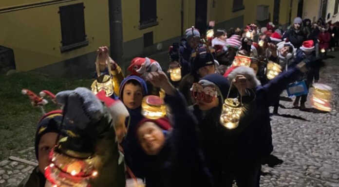 I bimbi della scuola di Malnago illuminano le vie di Acquate per augurare buon Natale scuola malnago buon natale