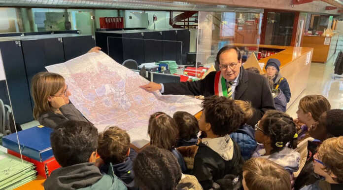 Valmadrera. Alunni della Scuola ‘Leopardi’ in visita al Comune Alunni Valmadrera visita in Comune