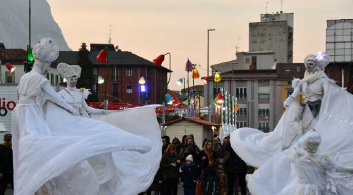 Natale. Con lo spettacolo dei trampolieri si apre il “Villaggio” alla Piccola