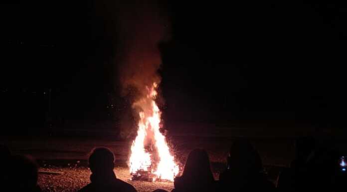 Mandello. Brucia il Ginèe! In tanti per dire “addio” all’inverno Ginèe Mandello