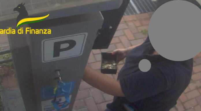 Busto. Manomette i parcometri per sottrarre il denaro, arrestata