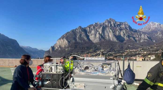 Lecco, l’intervento dei vigili del fuoco all’ospedale Manzoni per aiutare a spostare l’incubatrice