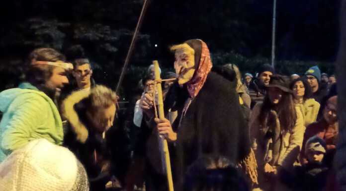 A Ballabio la Befana è arrivata con una spettacolare discesa dal campanile Ballabio Befana 2023