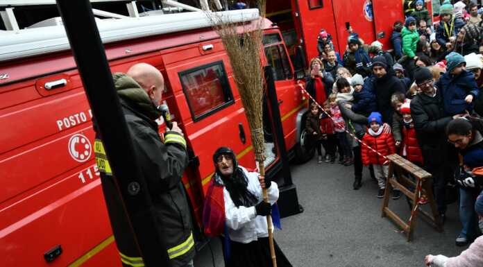 Anche quest’anno la Befana arriva nella caserma dei Vigili del Fuoco