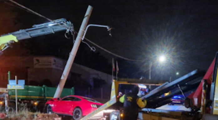 Brivio: esce di strada e va contro un palo in via Per Airuno