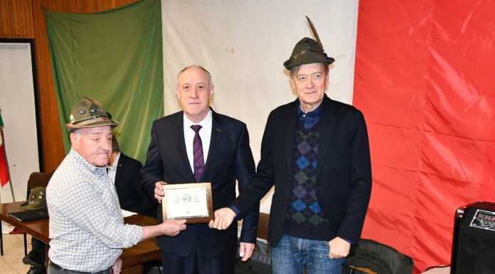 Calolzio. Nunzio Brambilla premiato dagli alpini. “Esempio di solidarietà”