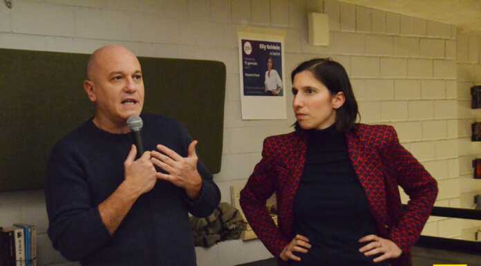 Elly Schlein a Lecco, in tanti alla pizzeria Fiore per la candidata alla segreteria PD Fausto Crimella e Elly Schlein